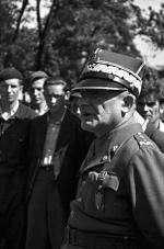 Generał Karol Świerczewski podczas poboru do Wojska Polskiego w 1946 r. (fot:  Jerzy Baranowski)
