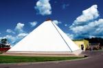 Obiekt przypominający piramidę pojawi się 21 sierpnia w centrum. Mariusz Maciejewski i Jan Pieniążek zbudują instalację, która po zmroku zostanie oświetlona i odtworzy wydawane wcześniej przez przechodniów dźwięki. 	—nat