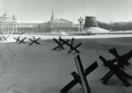 Zapory przeciwczołgowe i osłonięty przed niemieckimi pociskami pomnik Piotra I w centrum Lengradu, 1941/1942