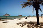 Plaże środkowej Tunezji to szeroki długi pas jasnego piachu