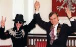 28 maja  1997 r.: Michael Jackson i Marcin Święcicki świętują wspólne plany budowy rodzinnego parku rozrywki 