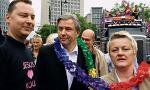 Klaus Wowereit  (w środku), licząc na poparcie elektoratu homoseksuali-stów, wczoraj wziął udział  w berlińskiej Paradzie Równości 