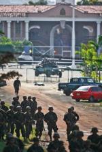 Żołnierze w niedzielę przed świtem otoczyli pałac prezydencki w Tegucigalpie