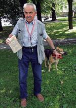 Właściciele psów będą mogli znaleźć torby na psie odchody w wielu miejscach Warszawy