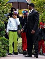 Dzieci Michaela Jacksona (w maskach) na spacerze z ojcem, maj 2009 r.