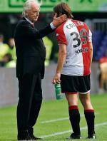 <Leo Beenhakker ani nie wpada do biur Feyenoordu tylko na kawę, ani nie jest tam stałym gościem. Wbrew temu,  co słychać  w Polsce, żadnego kontraktu  z Feyenoordem nie podpisze.  Ani dziś, ani do końca umowy na prowadzenie polskiej kadry. Na zdjęciu: mecz sprzed dwóch lat, gdy Beenhakker za przyzwoleniem ówczesnego prezesa PZPN Michała Listkiewicza prowadził Feyenoord  w barażach  o Puchar UEFA
