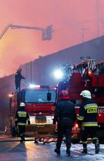W poniedziałek spłonęła cała hala i część pomieszczeń socjalnych zakładów mięsnych JBB w Łysych. Pożar gasiło 58 jednostek 