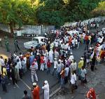 Setki Komorczyków gromadziły się przed szpitalem w stolicy kraju