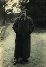 Józef Piłsudski na spacerze, Sulejówek 1925 rok. Fotografował Witold Pikiel 