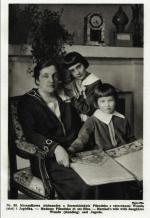 Aleksandra Piłsudska z córkami Wandą i Jagódką, reprodukcja fotografii z: Wacław Sieroszewski „Świat w obrazach”, Warszawa 1932 
