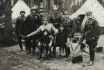 Józef Piłsudski z córkami w otoczeniu oficerów 1 Pułku Piechoty Legionów, Druskienniki czerwiec – lipiec 1924 roku 