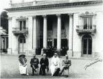Piłsudski, królowa Maria, prezydent Wojciechowski, król Ferdynand i żona prezydenta. Zdjęcie wykonane w Łazienkach podczas wizyty rumuńskiej pary królewskiej w 1923 roku 