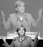 ≥Po ogłoszonym w poniedziałek manifeście wyborczym niemieckiej chadecji widać, że szefowa CDU Angela Merkel pozostaje zakładnikiem środowiska „wypędzonych”, na zdjęciu podczas ostatniego kongresu CDU – CSU (fot: Tobias Schwarz)