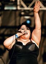 Beth Ditto śpiewa w punkowej grupie Gossip