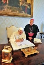 Benedykt XVI podpisuje 144-stronicową encyklikę  „Caritas in veritate”