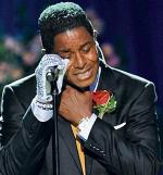 Jermaine Jackson, brat Michaela, nie potrafił ukryć łez, śpiewając „Smile”