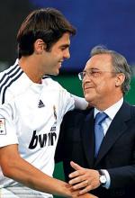 Kaka  i prezes Realu Florentino Perez podczas oficjalnej prezentacji zawodnika  na stadionie im. Santiago Bernabeu w Madrycie 