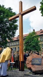 W sobotę w Chełmie odsłonięto Krzyż Wołyński. Obok jest głaz  z napisem: „Jeżeli my zapomnimy o nich, Ty, Boże zapomnij o nas” 