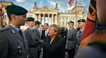 W obecności kanclerz Angeli Merkel i ministra obrony Franza Josefa Junga 400 rekrutów Bundeswehry złożyło przysięgę przed budynkiem Reichstagu (fot: Hannibal Hanschke)