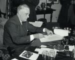 Prezydent USA Franklin Delano Roosevelt podpisuje ustawę o Lend-Lease, 11 marca 1941 r. 