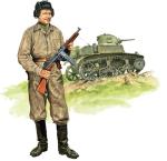 Radziecki czołgista z amerykańskim pistoletem maszynowym Thompson M1921, w tle amerykański czołg lekki  M3 Stuart