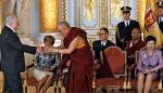 Stary przyjacielu! – zwrócił się Honorowy Obywatel Dalajlama do Honorowego Obywatela Lecha Wałęsy