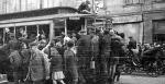 Oblepiony ludźmi wagon  linii 16. W połowie 1944 r. po stolicy jeździła jedna trzecia tramwajów; brakowało części zamiennych 