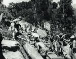 Jeńcy alianccy budują linię kolei birmańskiej, kadr z filmu „Most na rzece Kwai” Davida Leana z 1957 r.