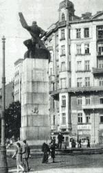 Kotwica Polski Walczącej wymalowana przez Jana Bytnara ps. Rudy na Pomniku Lotnika przy pl. Unii Lubelskiej w Warszawie, 1942 r.