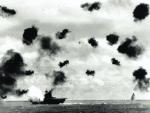 USS „Yorktown” trafiony torpedą podczas japońskiego nalotu, bitwa pod Midway, 4 czerwca 1942 r. 