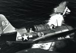 Bombowiec Douglas SBD Dauntless nad USS „Yorktown”