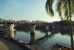 Żelazny most na rzece Kwai w Tajlandii wzniesiony w 1943 r. obok mostu drewnianego z 1942 r., zwalony podczas nalotu w 1945 r. i odbudowany po wojnie 