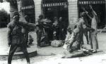 Funkcjonariusze japońskiej żandarmerii Kempei Tai przeszukują cywilów w Chumach, 1938 r. 