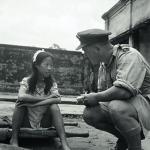 Brytyjski oficer rozmawia z Chinką zmuszaną przez Japończykow do prostytucji, Rangun, Birma, sierpień 1945 r. 