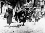Warszawiacy, którzy ocaleli, wypędzeni z swych mieszkań przez Niemców, szli wśród ruin i zgliszczy miasta na poniewierkę. Już od pierwszych dni sierpnia