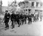 Oddział powstańczy wychodzi z ul. Świętokrzyskiej, kierując się  do wejścia gmachu PKO  od ul. Jasnej. Powstańcy opuścili Śródmieście dopiero  5 października na mocy układu o zaprzestaniu działań wojennych  w Warszawie  2 października 1944 roku