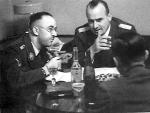 Hans Frank (z prawej) i Heinrich Himmler podczas spotkania przy wódeczce na Wawelu w 1944 roku