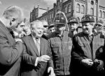 Lech Kaczyński nigdy specjalnie nie ukrywał swej wrażliwości na kwestie społeczne. Na zdjęciu ze stoczniowcami podczas rocznicy Sierpnia '80 w 2006 roku. 