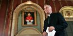 Arcybiskup Vincent Nichols, od kwietnia 2009 roku stojący na czele Kościoła katolickiego Angliii i Walii, dostrzega zalety Internetu, ale przestrzega przed jego zdolnością do „dehumanizo-wania życia”