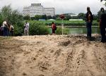 Na prezentację plaży  urzędnicy  zaprosili dziennikarzy. Niestety wygląda ona jak rozjeżdżony plac budowy 