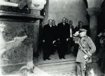 Józef Piłsudski składa hołd przed grobowcem Jana III Sobieskiego na Wawelu