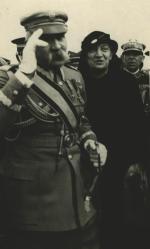 Marszałek Józef Piłsudski z żoną Aleksandrą wśród oficerów
