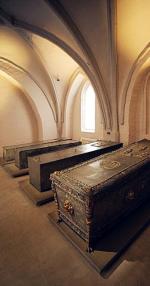 W kaplicy grobowej fary  w Wolgaście zobaczyć można zdobione trumny pomorskich władców 