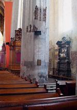Szczątki ołtarza w udostępnionym wiernym kościele (stan sprzed renowacji z wiosny 2009 roku)