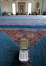 Ilkone I-800 (prod. Ilkone Asia) jak muezin z minaretu pięć razy dziennie wzywa do modlitwy  i wskazuje Mekkę, w której stronę musi się zwrócić twarzą muzułmanin podczas modlitwy