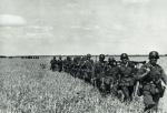 Oddział niemieckiej piechoty maszeruje przez Kubań ku górom Kaukazu, lato 1942 r. 