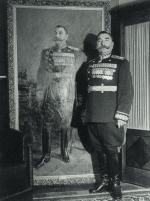 Marszałek Siemion Budionny przy swoim portrecie naturalnej wielkości, fotografia z lat 40. 