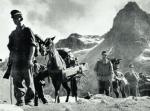 Niemieccy strzelcy alpejscy przechodzą przez przełęcz na Kaukazie, jesień 1942 r. 