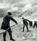 Sowieccy saperzy odśnieżają przejście przez przełęcz podczas kontrofensywy na Kaukaz, styczeń 1943 r.