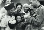 Niemiecki żołnierz rozmawia z grupą Tatarów krymskich, 1942 r. 